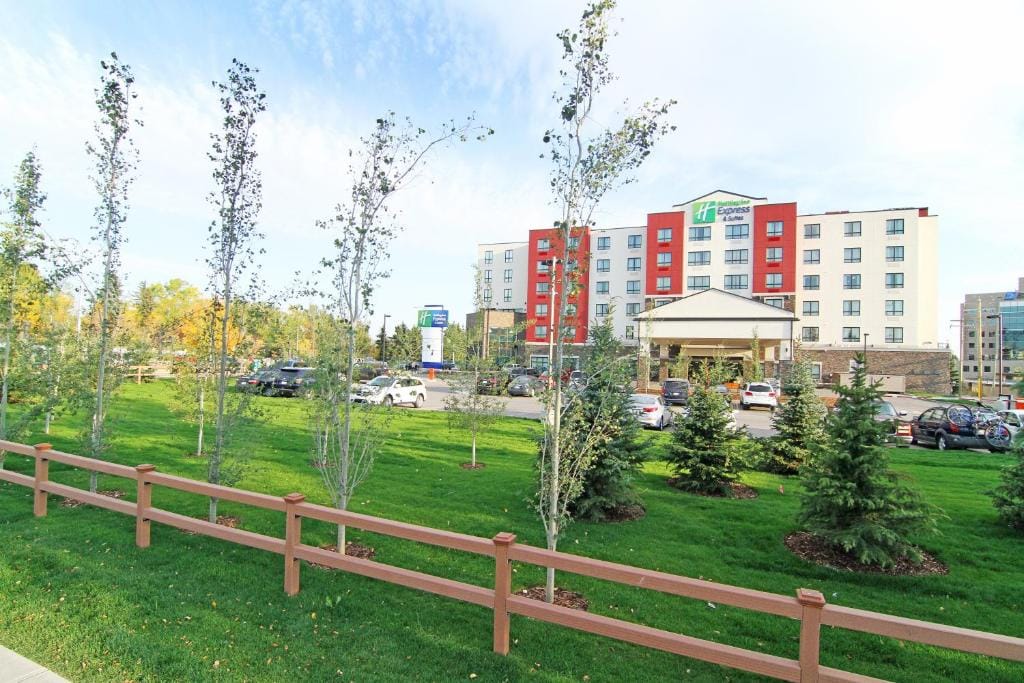 Holiday Inn Express and Suites Calgary University by IHG — 1