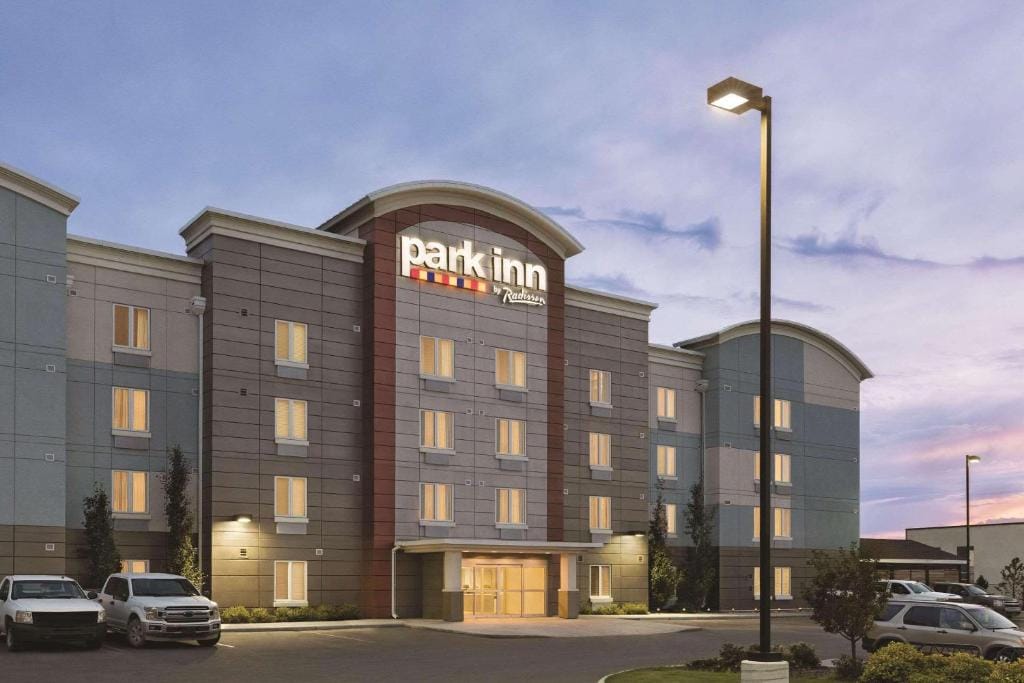 Park Inn by Radisson, Calgary Airport North, AB — 1