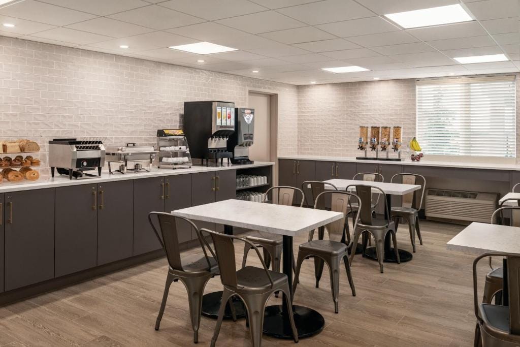 Park Inn by Radisson, Calgary Airport North, AB — 2