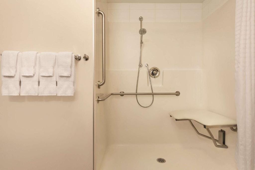 Park Inn by Radisson, Calgary Airport North, AB — 5