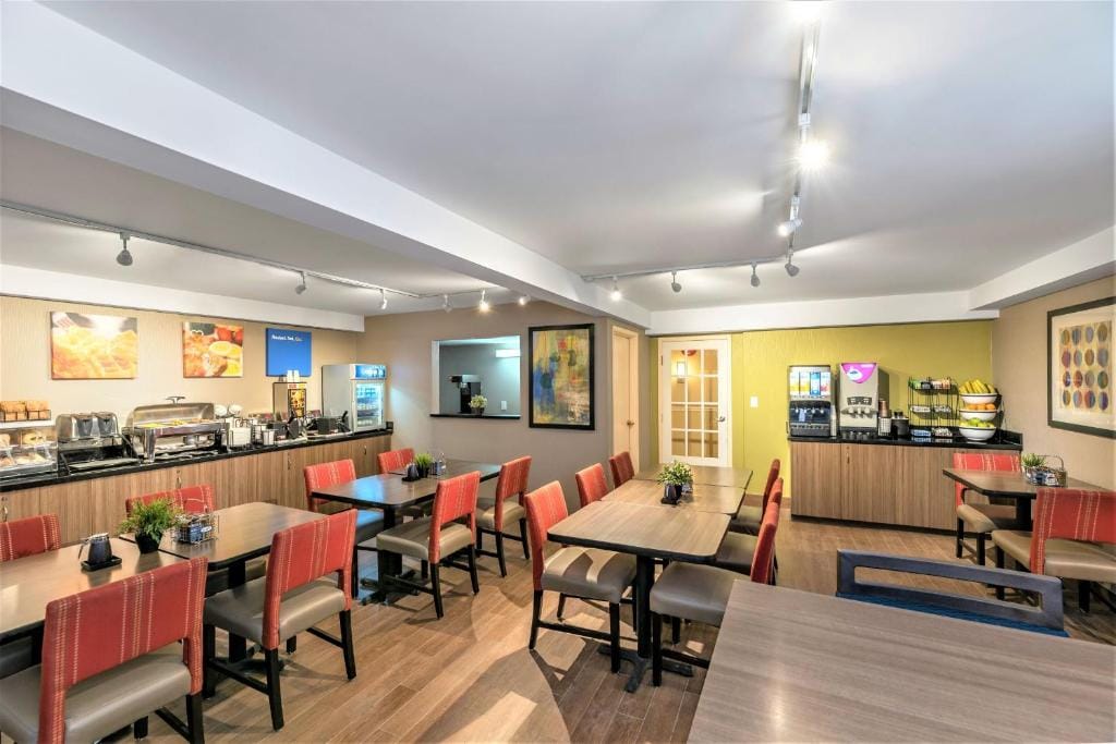 Comfort Inn Hamilton - Stoney Creek — 3