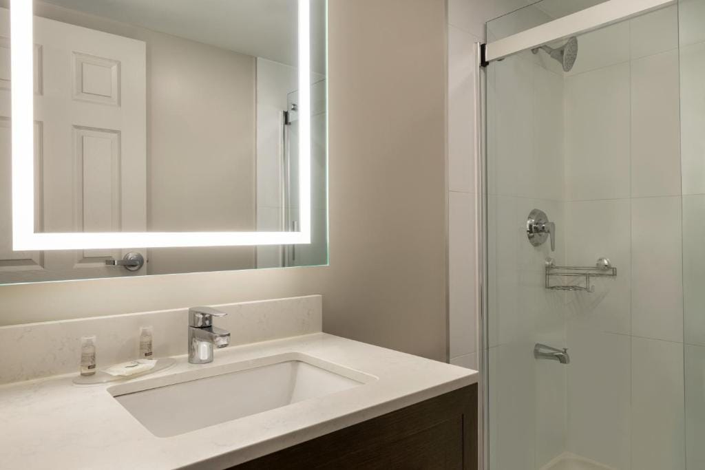 Days Inn by Wyndham Toronto West Mississauga — 3