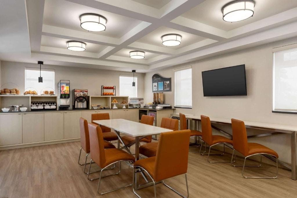 Days Inn by Wyndham Toronto West Mississauga — 5