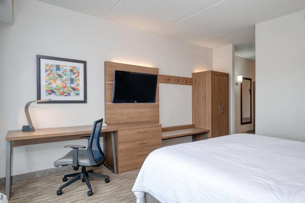 Holiday Inn Express Hotel & Suites Ottawa Airport by IHG — 5