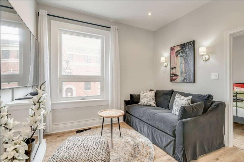 Casa Leslieville - 2BR Suite with LRG Patio — 1