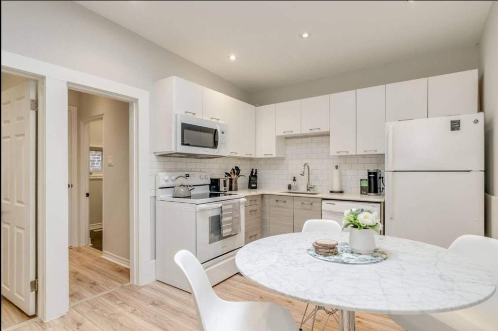 Casa Leslieville - 2BR Suite with LRG Patio — 2