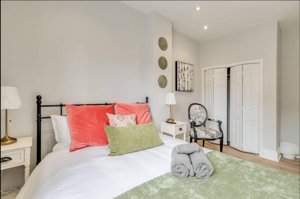 Casa Leslieville - 2BR Suite with LRG Patio — 3